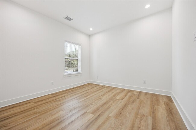 Building Photo - 1629 Beall St