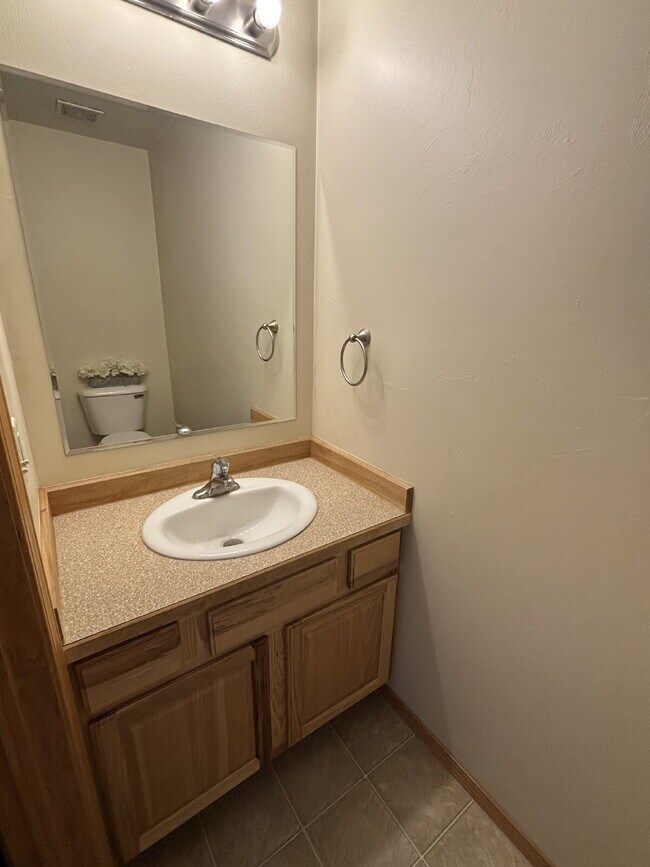 Building Photo - Charming 3-Bedroom  2.5 Bath retreat in Be...