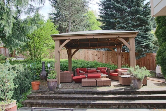 Building Photo - Beautiful 4BR/3BA Home in Steilacoom – Minutes to JBLM