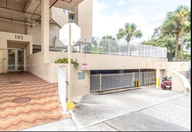 Building Photo - 102 SW 6th Ave