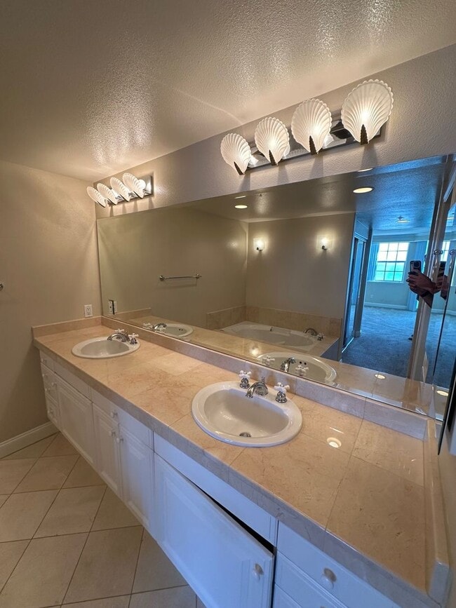 Building Photo - Beachfront Oasis - 3 bed 2 bath in Alamitos Beach