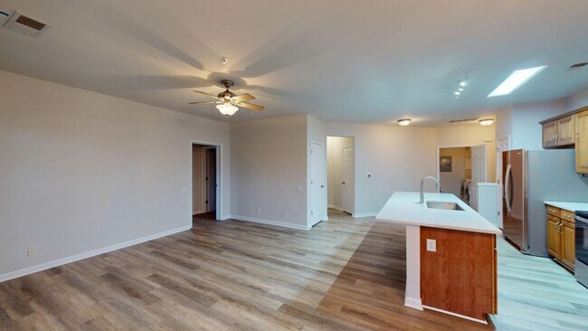 Building Photo - Recently updated condo in the heart of Bal...