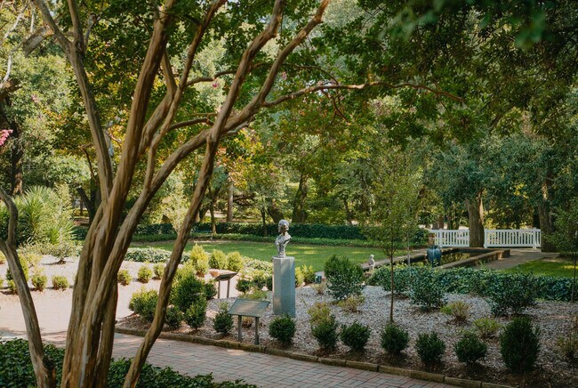 Building Photo - 946 Magnolia St SE