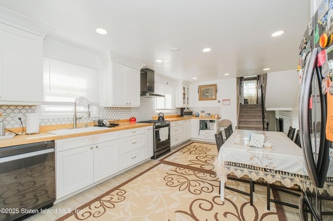 Building Photo - 453 Dongan Hills Ave