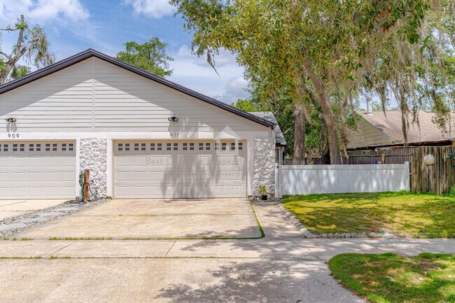 Building Photo - 911 Robinhood Ct