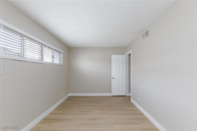 Building Photo - 1300 E Nelson Ave