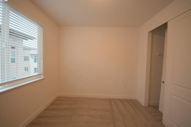 Building Photo - 5530 Esprit Way