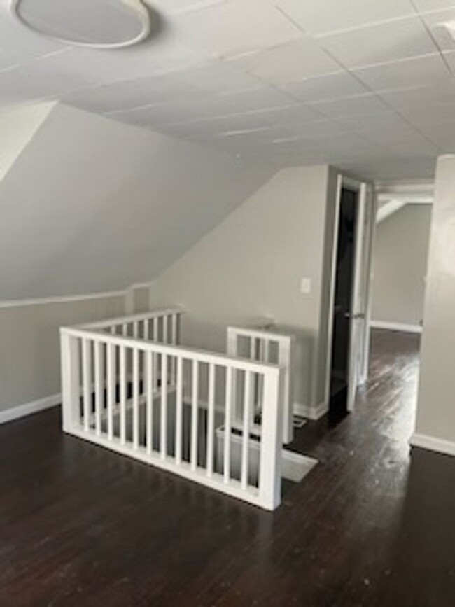 Building Photo - Newly Modern Renovated Three Bedroom Two B...