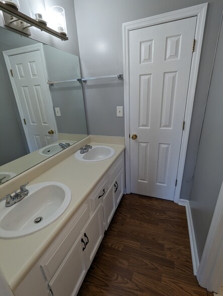Building Photo - 463 Claircrest Dr