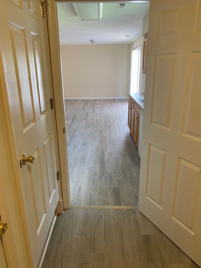 Building Photo - Gorgeous and Spacious Country home located in Camden County.