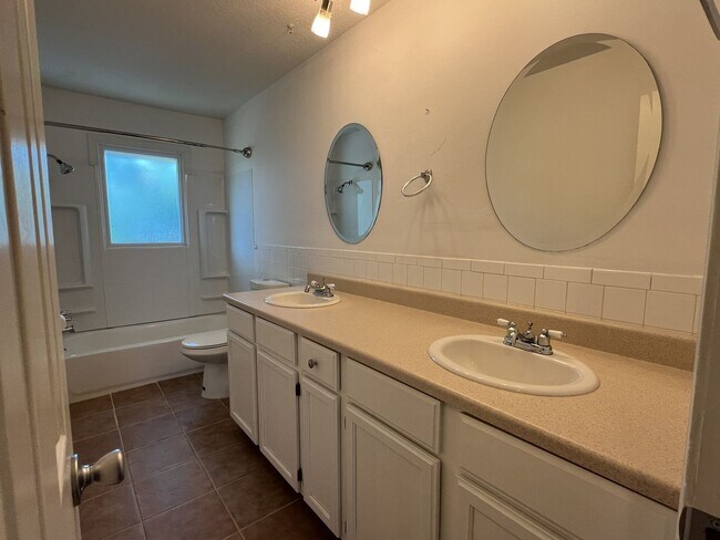 Building Photo - 3 Bedroom and Large Yard in South Springfield