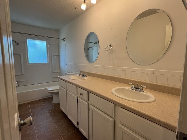 Building Photo - 3 Bedroom in South Spfd!