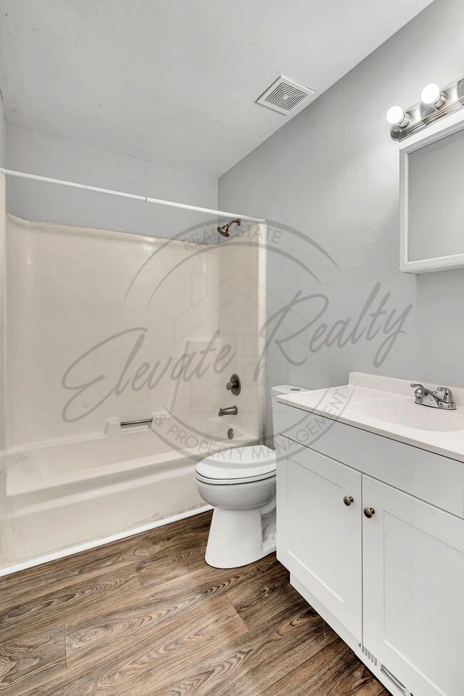 Building Photo - Two Bedroom Duplex near Trinity Hills in Nashville!