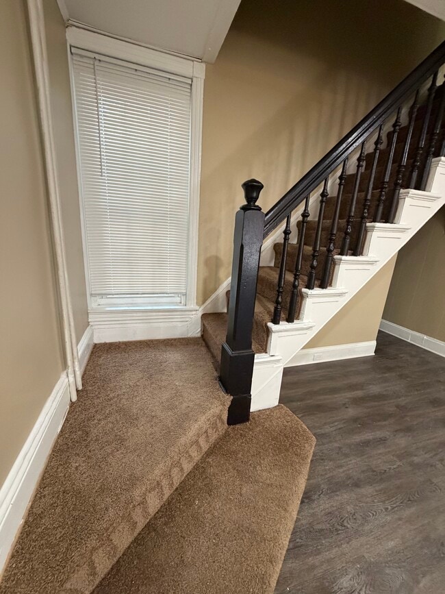 Building Photo - 1815 W 2nd St