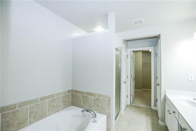 Building Photo - 2388 Fairlie Dr