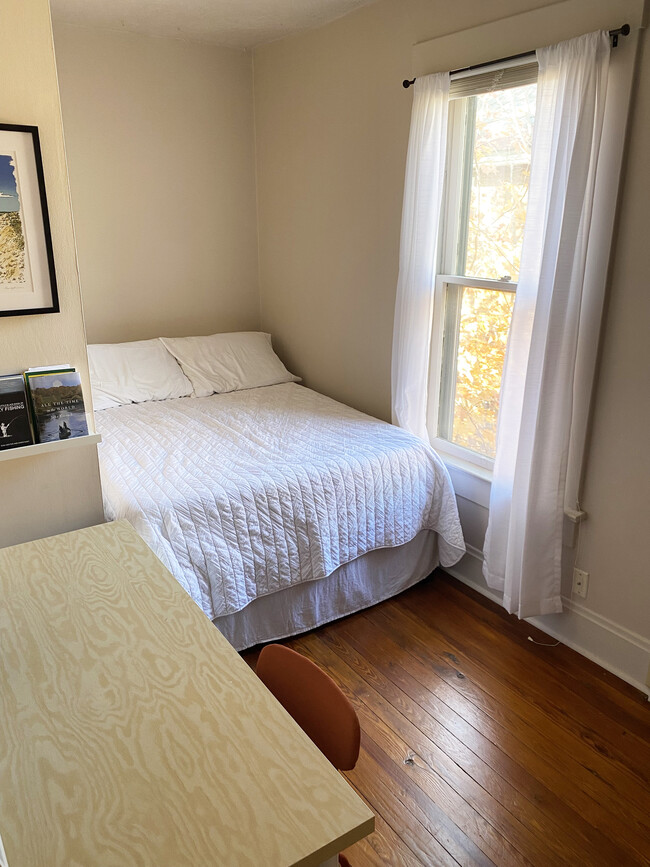 Small second bedroom - 609 S Lazelle St