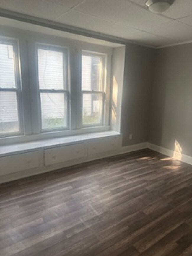 Building Photo - W98TH