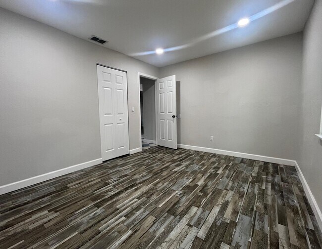 Building Photo - 838 SE Proctor Ln