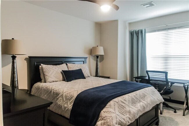 Building Photo - 608 SW 5th St