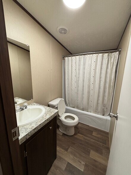 Building Photo - 265 College St