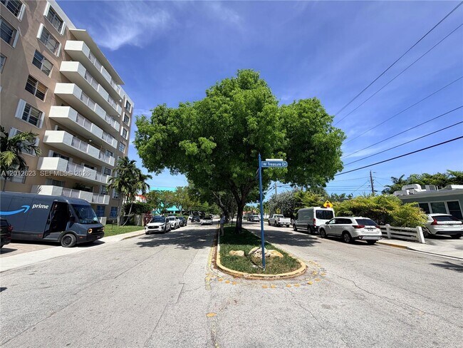 Building Photo - 1455 N Treasure Dr