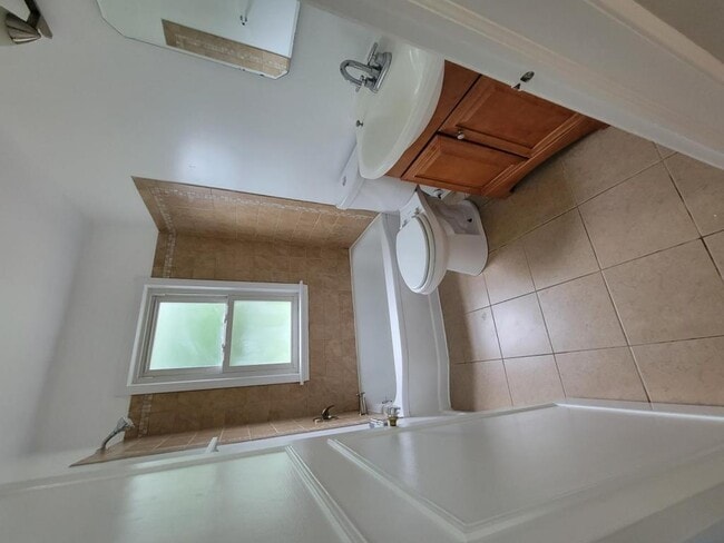 Building Photo - 13568 Norborne Ave