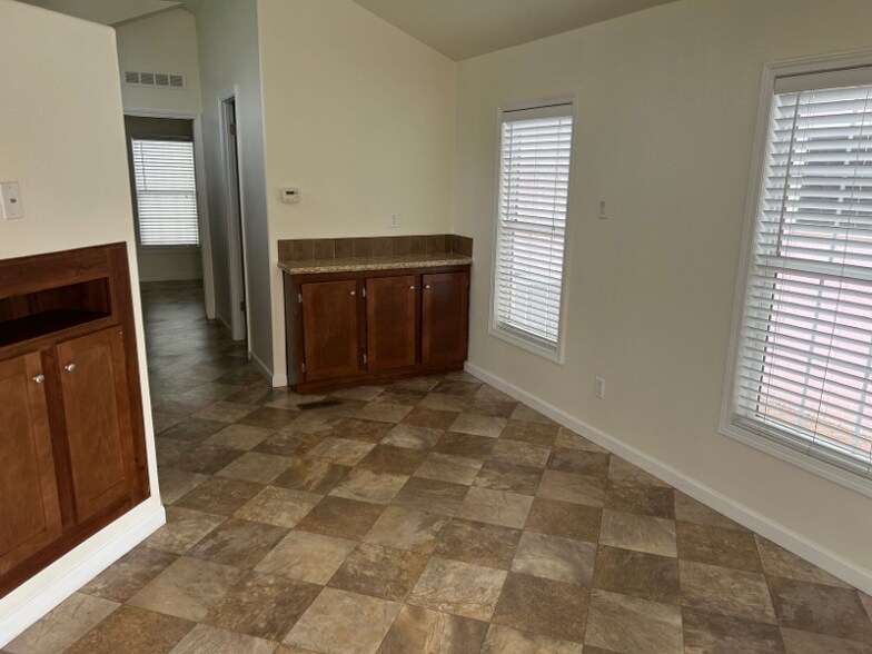 Building Photo - 2211 Ashberry Ave