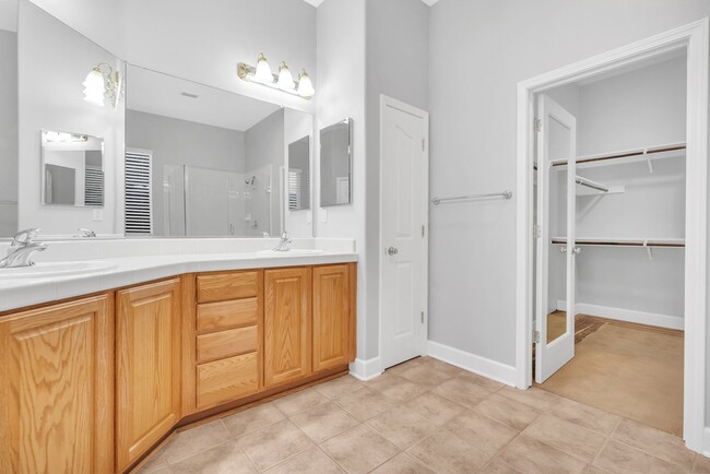 Building Photo - Gorgeous Single Story Home with a Sparklin...