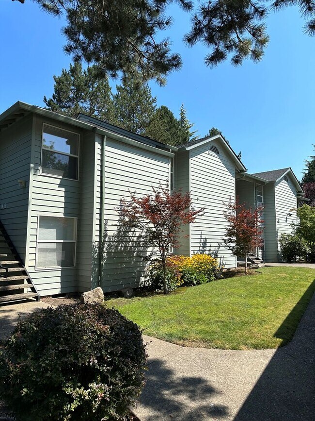 Building Photo - Amazing Top Floor 1 bedroom Apartment In L...