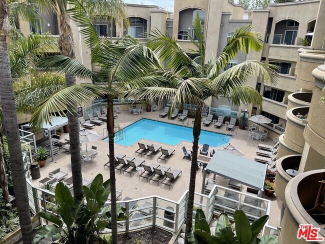 Building Photo - 7660 Beverly Blvd