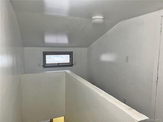 Building Photo - 65 Monhagen Ave