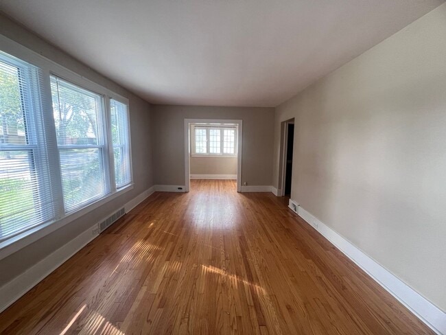 Building Photo - Two Bedroom Duplex - Located just Outside ...