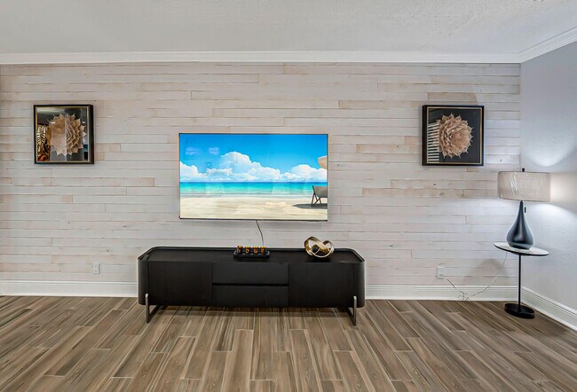 Building Photo - 532 N Palmway