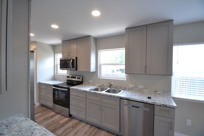 Building Photo - Beautiful 3 Bed 2 Bath with AC!