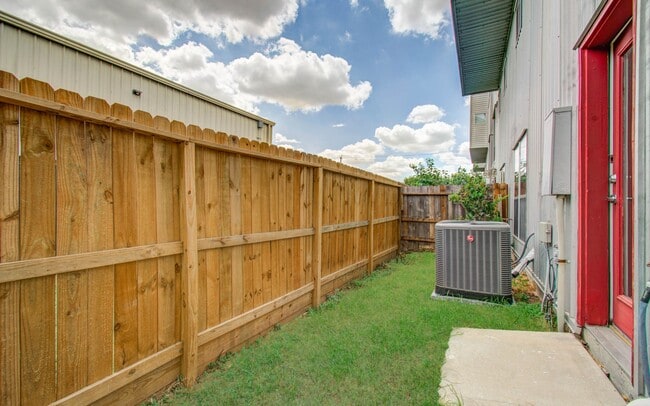Building Photo - 3210 Yellowstone Park Dr