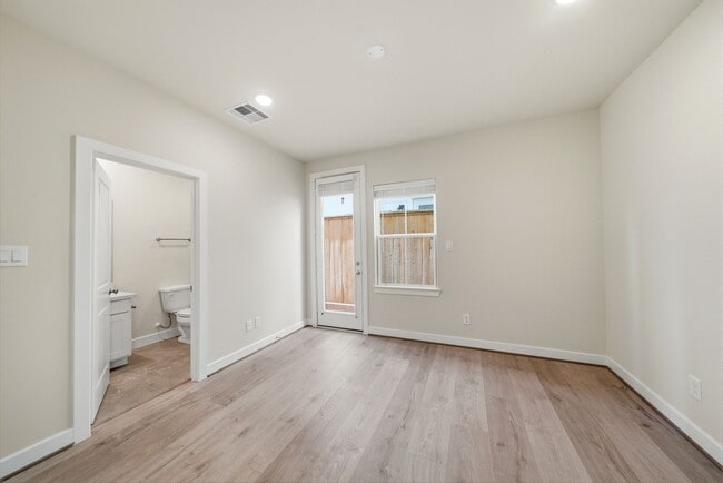 Building Photo - 3073 Hicks St