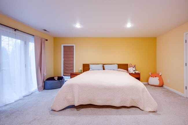 Building Photo - Luxury Rental: Chef’s Kitchen, Hot Tub & Room to Entertain