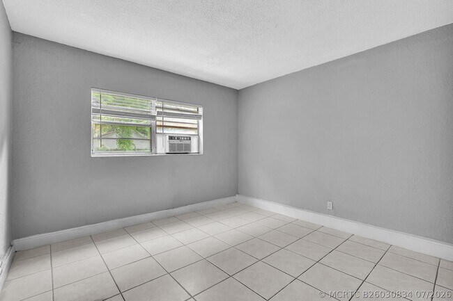 Building Photo - 626 SW 14th Ave