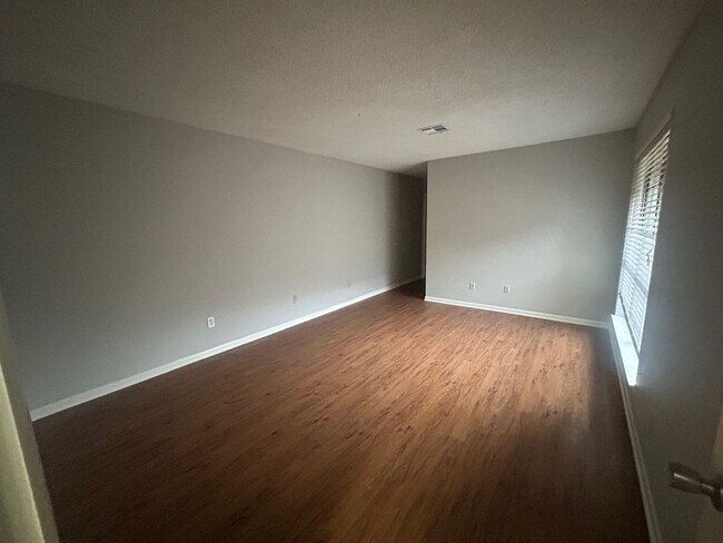 Building Photo - Updated Spacious Townhome