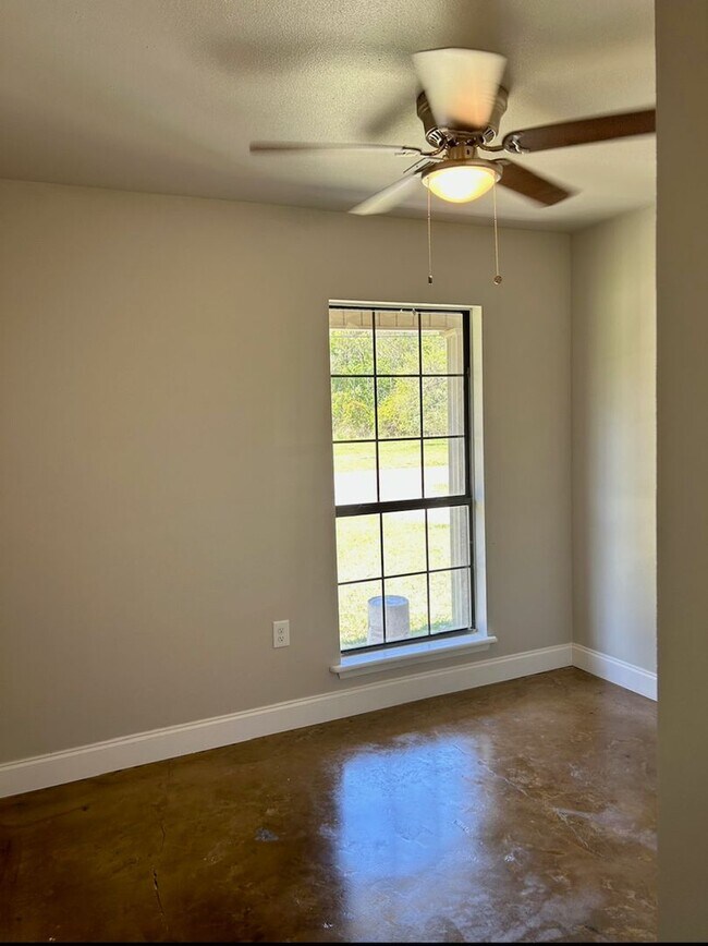 Building Photo - Single Family Home.  Available Now!