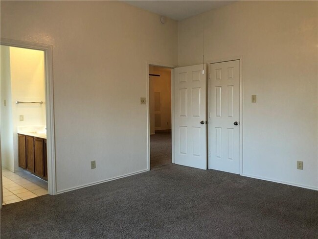 Building Photo - AVAILABLE NOW 3 Bedroom 2 Bath Home in For...