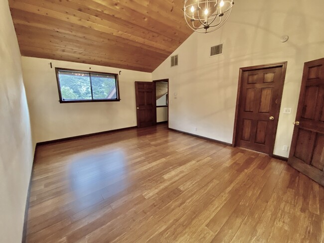 Master Bedroom Walk-In Close Huge Private Deck - 178 Muerdago Rd