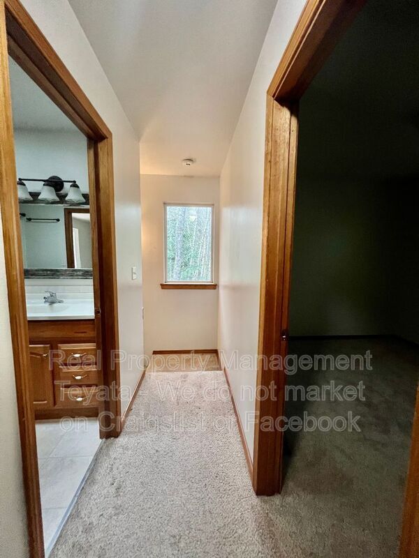 Building Photo - 450 W Alder Dr