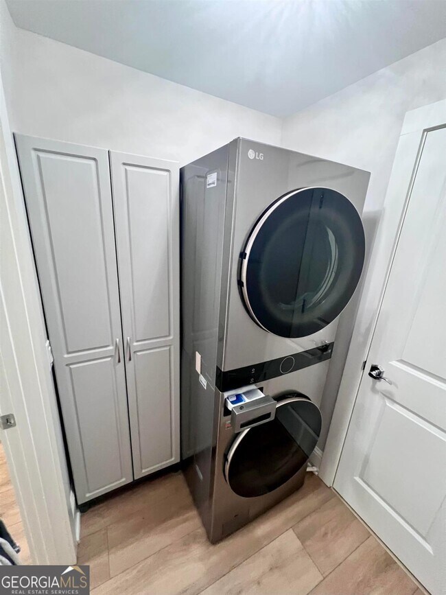 Building Photo - 1040 Creekside