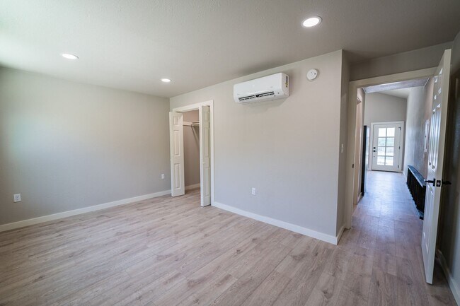 Building Photo - Texas Oaks