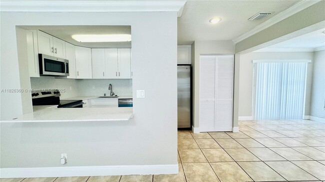 Building Photo - 531 SW 38th Terrace