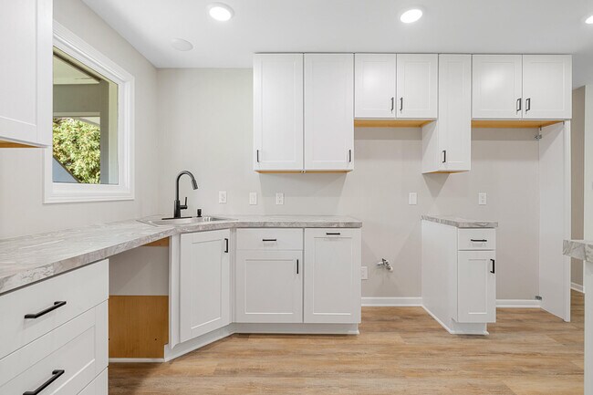 Building Photo - 4705 Highland Park Dr