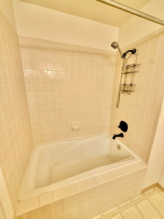 Building Photo - Cozy Two Bed/Two Bath Condo in Convenient ...