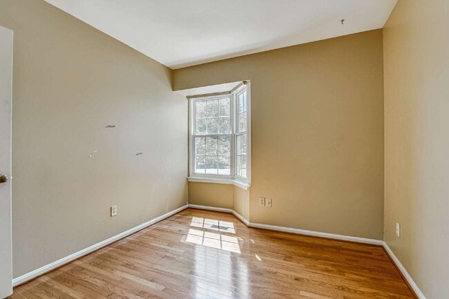 Building Photo - Modern Comfort and Convenience Await