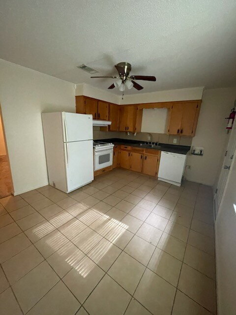 Building Photo - 2 bed / 1 bath apartment